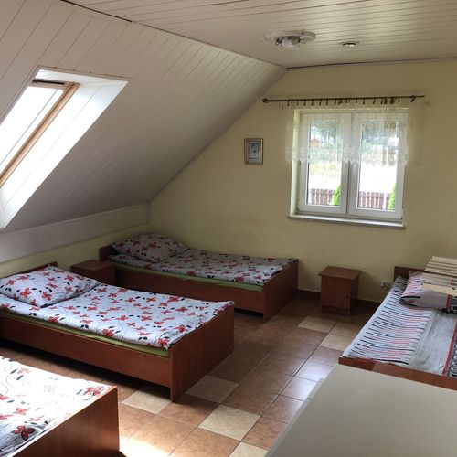 Camera cvadrupla cu baie comună cu chicinetă comună