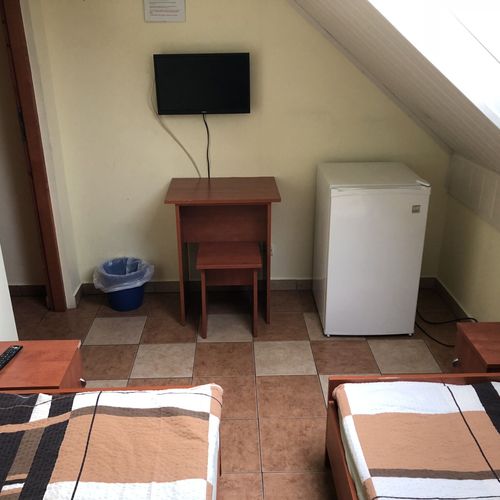 Camera twin cu baie comună cu chicinetă comună