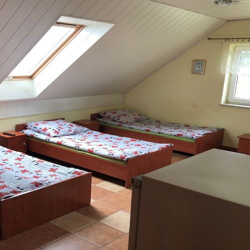 Camera cvadrupla cu baie comună cu chicinetă comună
