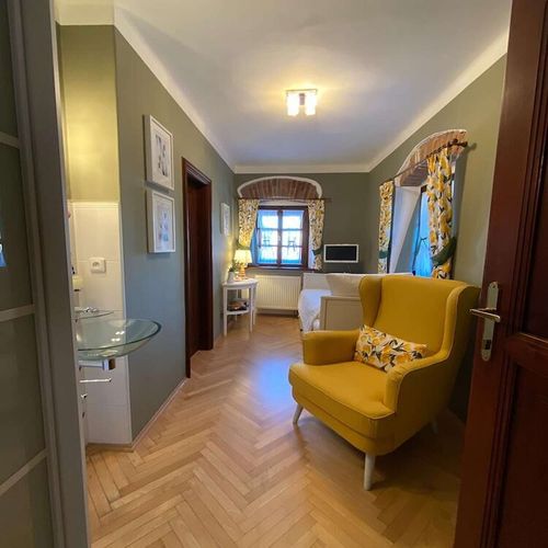 Camera single la etaj cu duș (se poate solicita pat suplimentar)