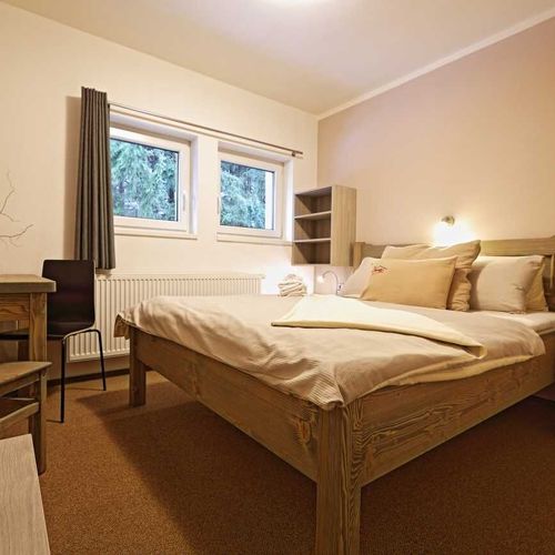 Pokoj se sprchou s manželskou postelí s výhledem na les