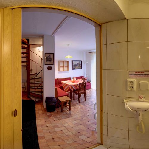 Apartament la parter cu terasă cu 1 camera pentru 2 pers. (se poate solicita pat suplimentar)