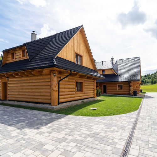 Chata (jako celek) se sprchou s vlastní kuchyňkou pro 6 os. (s možností přistýlky)