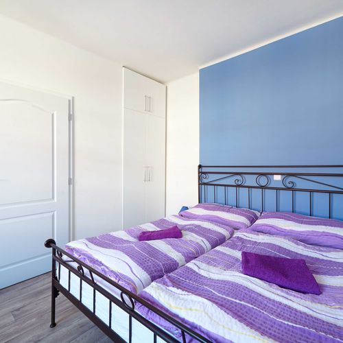 Apartman se sprchou s vlastní kuchyňkou s manželskou postelí s 1 ložnicí