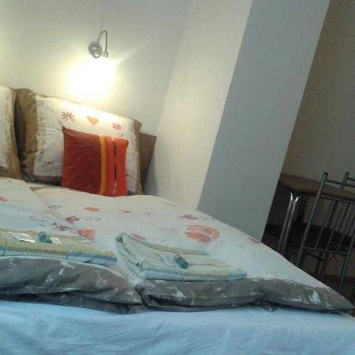Pokoj se sprchou s privátní koupelnou mimo apartmán s manželskou postelí