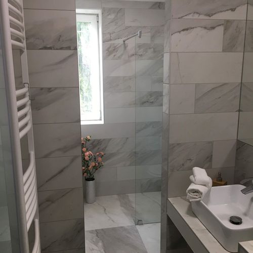 Apartament la parter cu vedere spre oraș pentru 4 pers. (se inchirieaza doar integral)