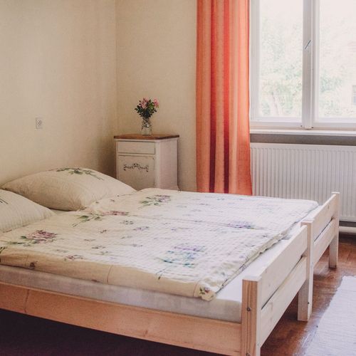 Apartament cu vedere spre grădină cu 2 camere pentru 6 pers. (se poate solicita pat suplimentar)