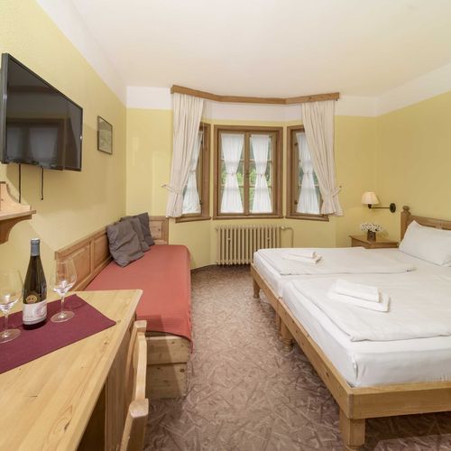 Camera tripla standard cu baie