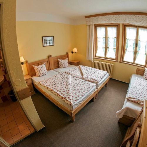 Camera tripla standard cu baie