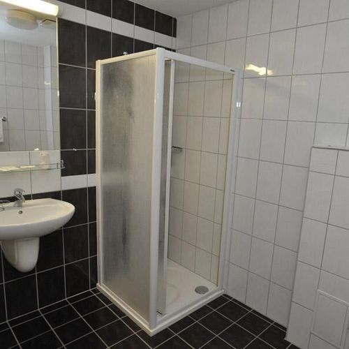 Camera twin cu duș