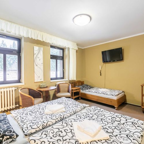 Camera tripla standard cu duș