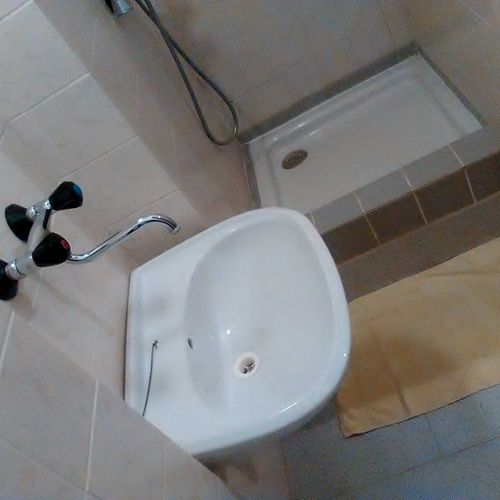Camera tripla economy cu baie