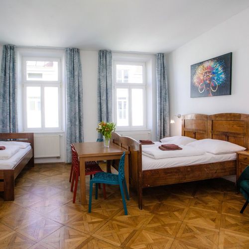 Camera cvadrupla cu baie comună cu chicinetă comună