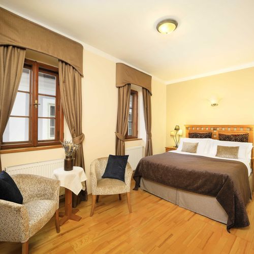 Apartament cu chicinetă proprie cu vedere spre cetate cu 2 camere pentru 4 pers. (se poate solicita pat suplimentar)