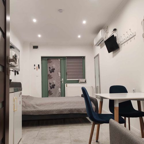 Apartament confort la parter cu 1 camera pentru 3 pers.