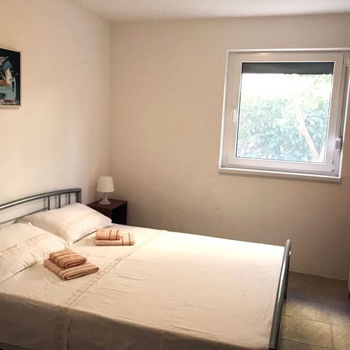 Apartament la etaj cu vedere spre mare cu 2 camere pentru 4 pers.