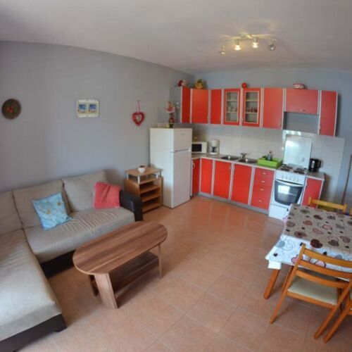 Apartament la etaj cu vedere spre mare cu 2 camere pentru 4 pers. (se poate solicita pat suplimentar)