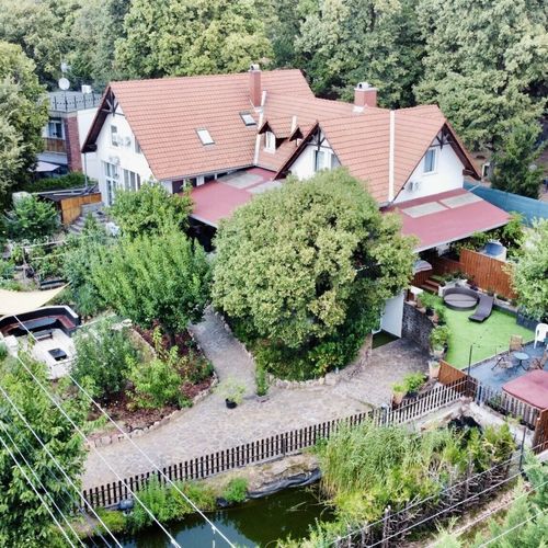Casă de vacanță cu terasă cu vedere spre grădină pentru 30 pers. (se inchirieaza doar integral) (se poate solicita pat suplimentar)