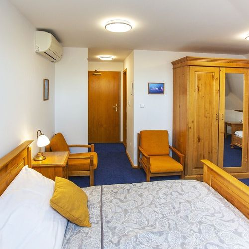 Camera tripla superior cu aer condiționat