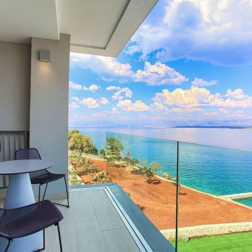 Camera tripla deluxe cu vedere spre mare