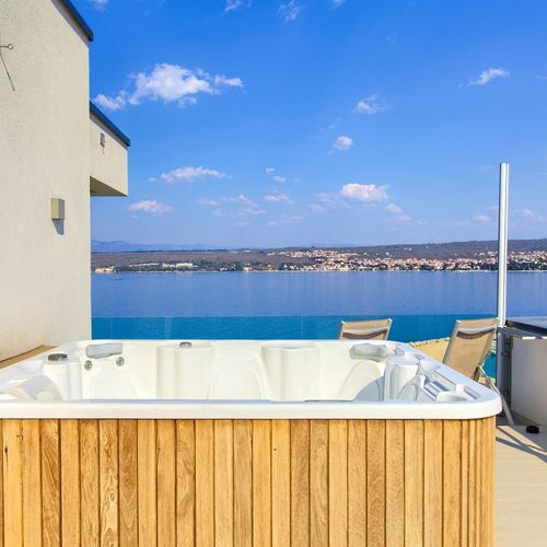 Suita prezidential cu vedere spre mare cu 2 camere pentru 3 pers.