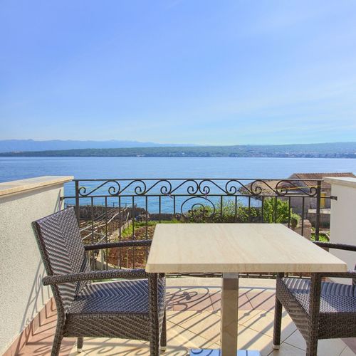 Camera dubla superior cu balcon (se poate solicita pat suplimentar)