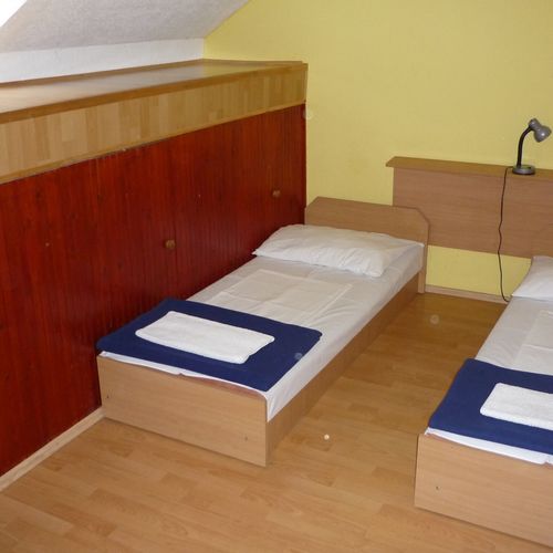 Camera twin economy cu baie comună