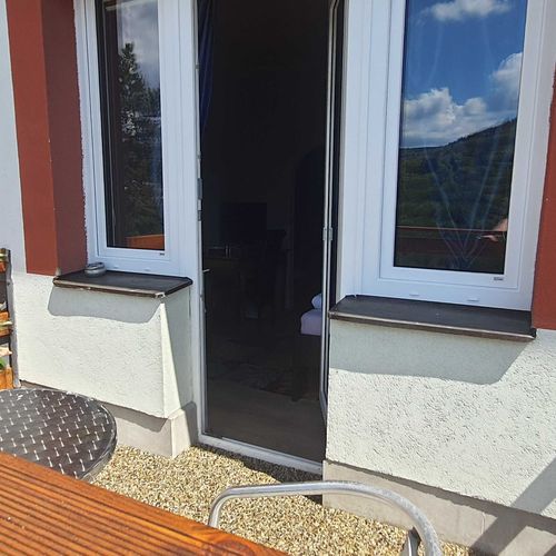Pokoj s manželskou postelí s výhledem na les s panoramou