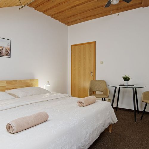 Apartman s vlastní malou kuchyňkou pro 7 os. se 2 ložnicemi s výhledem do zahrady