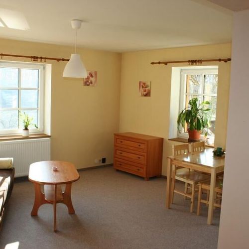 Apartman se sprchou s privátní koupelnou mimo apartmán s manželskou postelí s 1 ložnicí (s možností přistýlky)