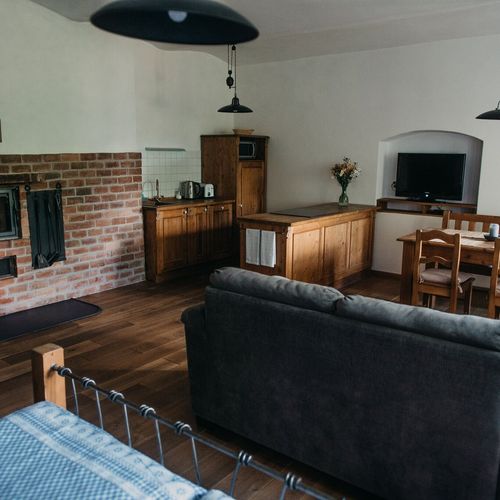 Apartman s koupelnou se sprchou s manželskou postelí s 1 ložnicí