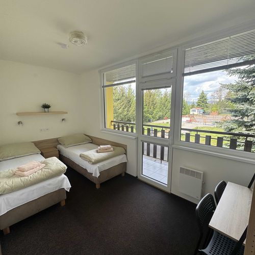Camera twin cu balcon cu duș