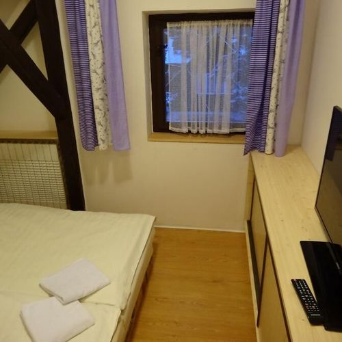 Apartament la mansardă cu chicinetă proprie cu 3 camere pentru 6 pers.