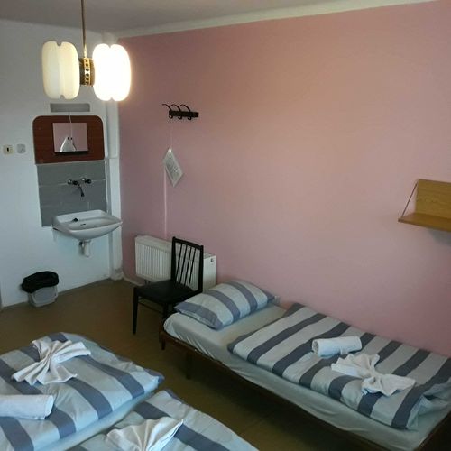Camera cvadrupla cu baie comună