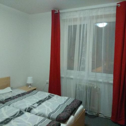 Camera cvadrupla la etaj cu duș (se poate solicita pat suplimentar)