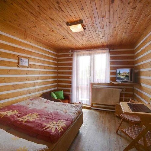 Pokoj s balkónem se sprchou s manželskou postelí