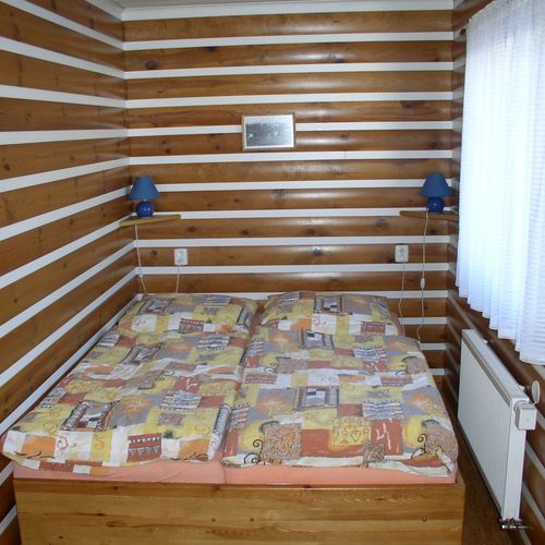Pokoj s balkónem se sprchou s manželskou postelí