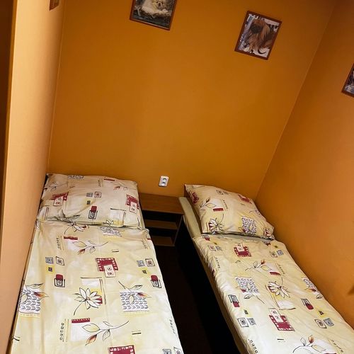 Camera twin la parter cu duș