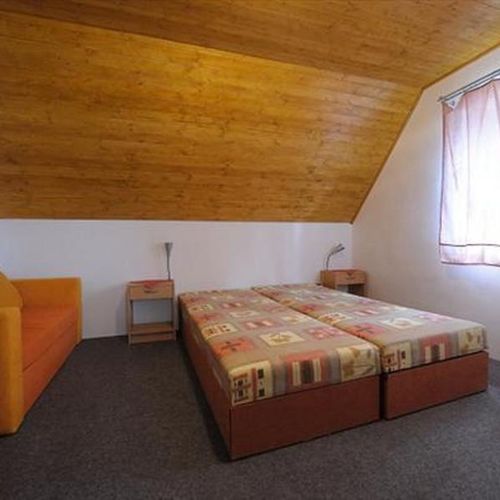 Camera cvadrupla studio cu duș (se poate solicita pat suplimentar)