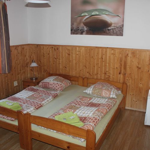 Pokoj se sprchou  s manželskou postelí