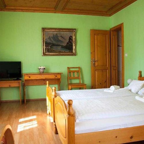 Pokoj se sprchou  s manželskou postelí