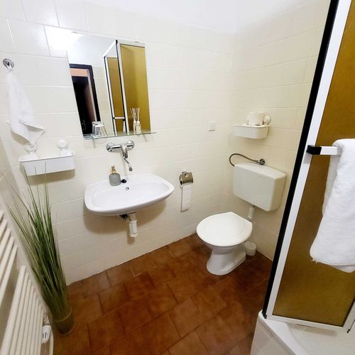 Apartament cu duș cu chicinetă proprie pentru 4 pers.