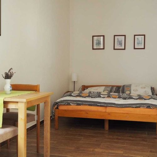 Apartman se sprchou s vlastní kuchyňkou s manželskou postelí s 1 ložnicí (s možností přistýlky)