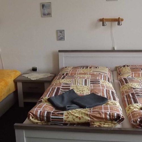 Apartament cu duș cu chicinetă proprie cu 1 camera pentru 2 pers. (se poate solicita pat suplimentar)