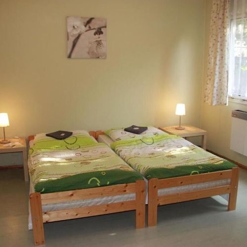 Camera single cu duș cu chicinetă comună