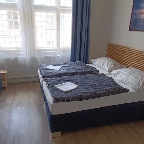 Pokoj se společnou koupelnou  pro 3 os.