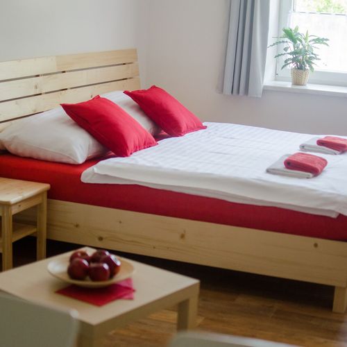 Apartament la etaj cu vedere spre curte cu 2 camere pentru 5 pers. (se poate solicita pat suplimentar)
