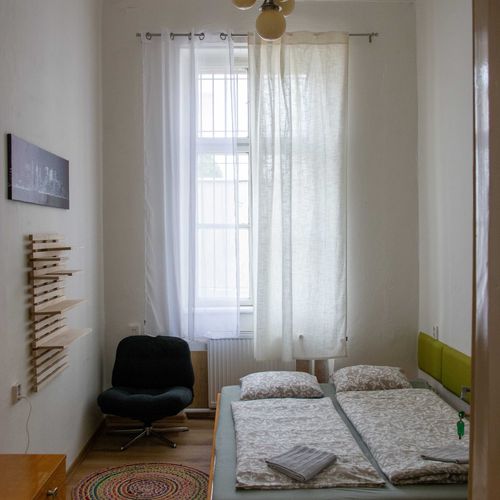 Pokoj s privátní koupelnou mimo apartmán se společnou kuchyňkou pro 1 os.