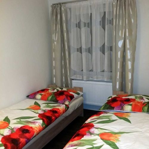 Apartman se sprchou s privátní koupelnou mimo apartmán pro 4 os. se 2 ložnicemi
