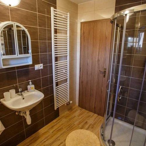 Apartament 2-osobowy z prysznicem ze wspólnym aneksem kuchennym (możliwa dostawka)